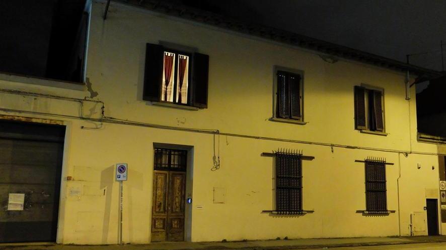 Bimbo cade dalla finestra e si frattura una gamba