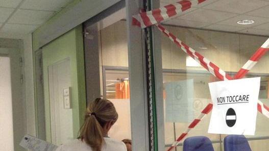 Donna minaccia i medici e colpisce i poliziotti