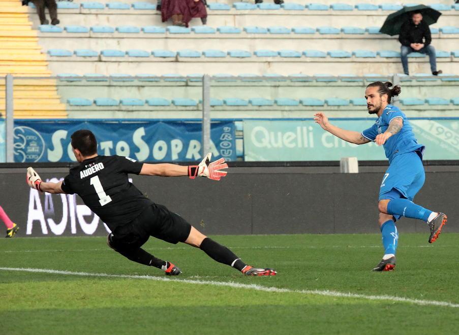 Che martelli Pasqual e Krunic, il bomber si lancia pure da solo