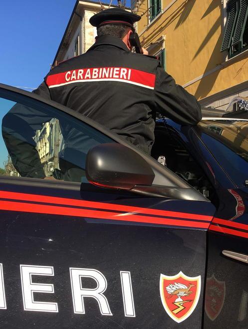 Lo seguono fin sotto casa per rapinarlo 