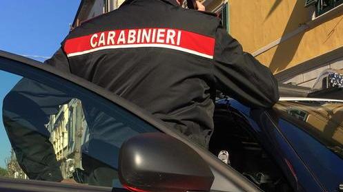 Lo seguono fin sotto casa per rapinarlo