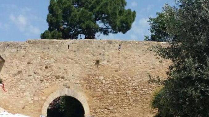 Colpo al bar: rubano slot e “cambia soldi”