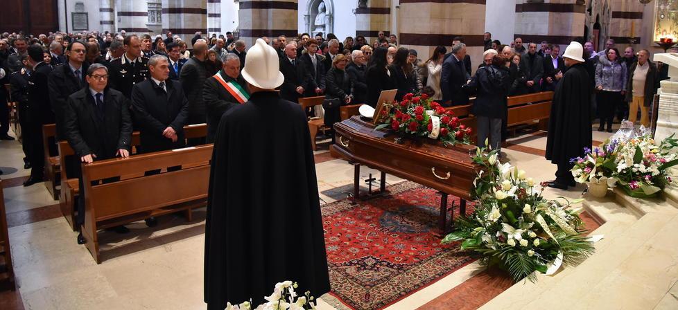 L’ultimo saluto al comandante Serra tra due ali di agenti 
