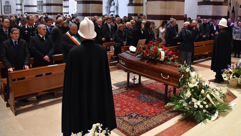 L’ultimo saluto al comandante Serra tra due ali di agenti