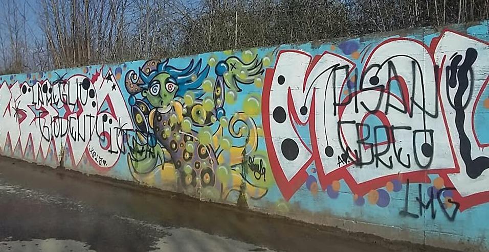 Via i simboli nazisti dal sottopasso 