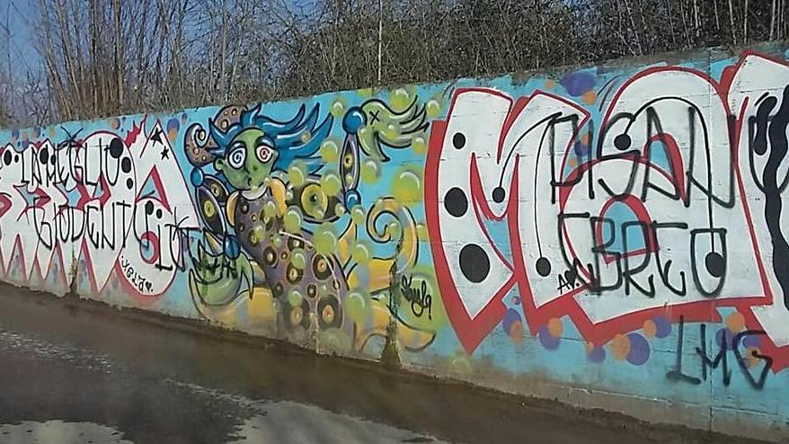 Via i simboli nazisti dal sottopasso