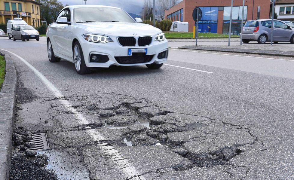 Sos buche in tutta la città Strade come un colabrodo 