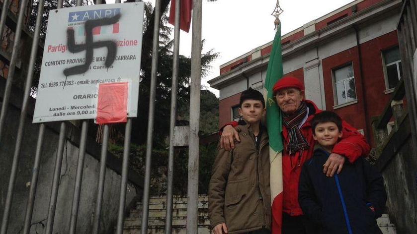 «Noi rispondiamo con Calamandrei», il gesto dei fratellini