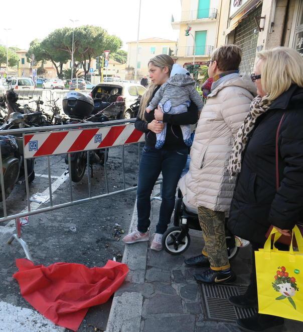 Fiamme nella notte strage di motorini in piazza Matteotti 