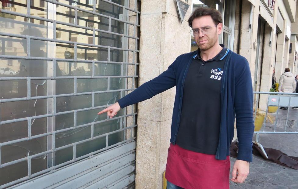 Crepe sulle vetrate e ko l’insegna del bar 