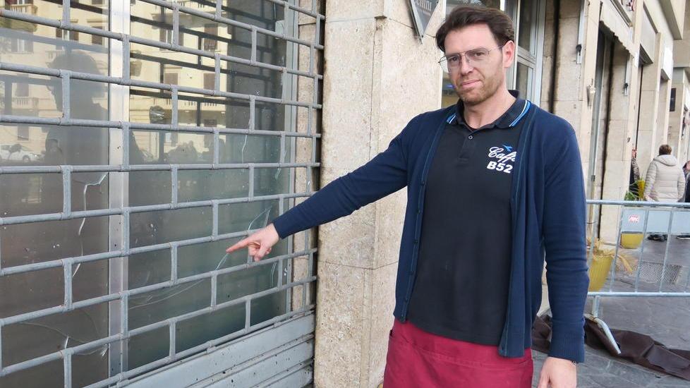Crepe sulle vetrate e ko l’insegna del bar