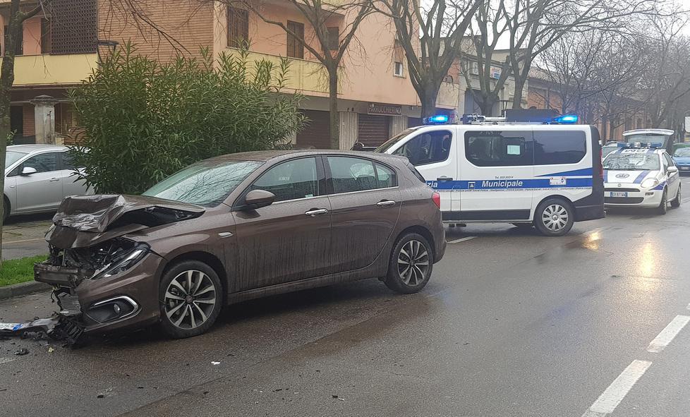 Suv va a sbattere contro auto in sosta
