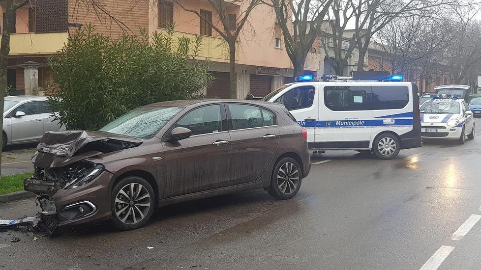 Suv va a sbattere contro auto in sosta
