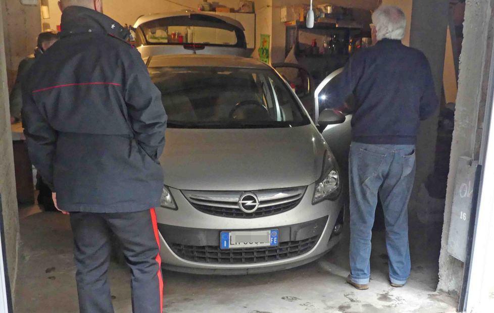 Ladri entrano nei garage e aprono le macchine