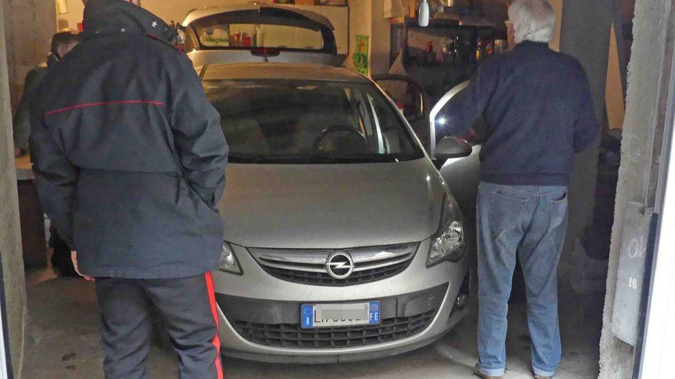 Ladri entrano nei garage e aprono le macchine