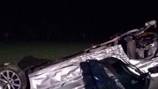Giovane ferito nell’auto fuori strada