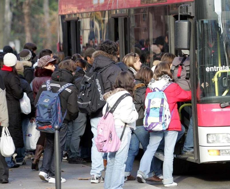Studenti lasciati a piedi a causa dei bus strapieni 