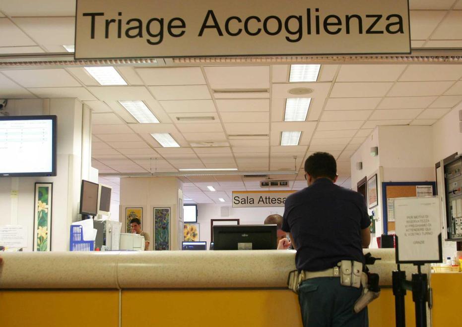 Ubriaco all’ospedale cerca di sfilare la pistola al poliziotto 
