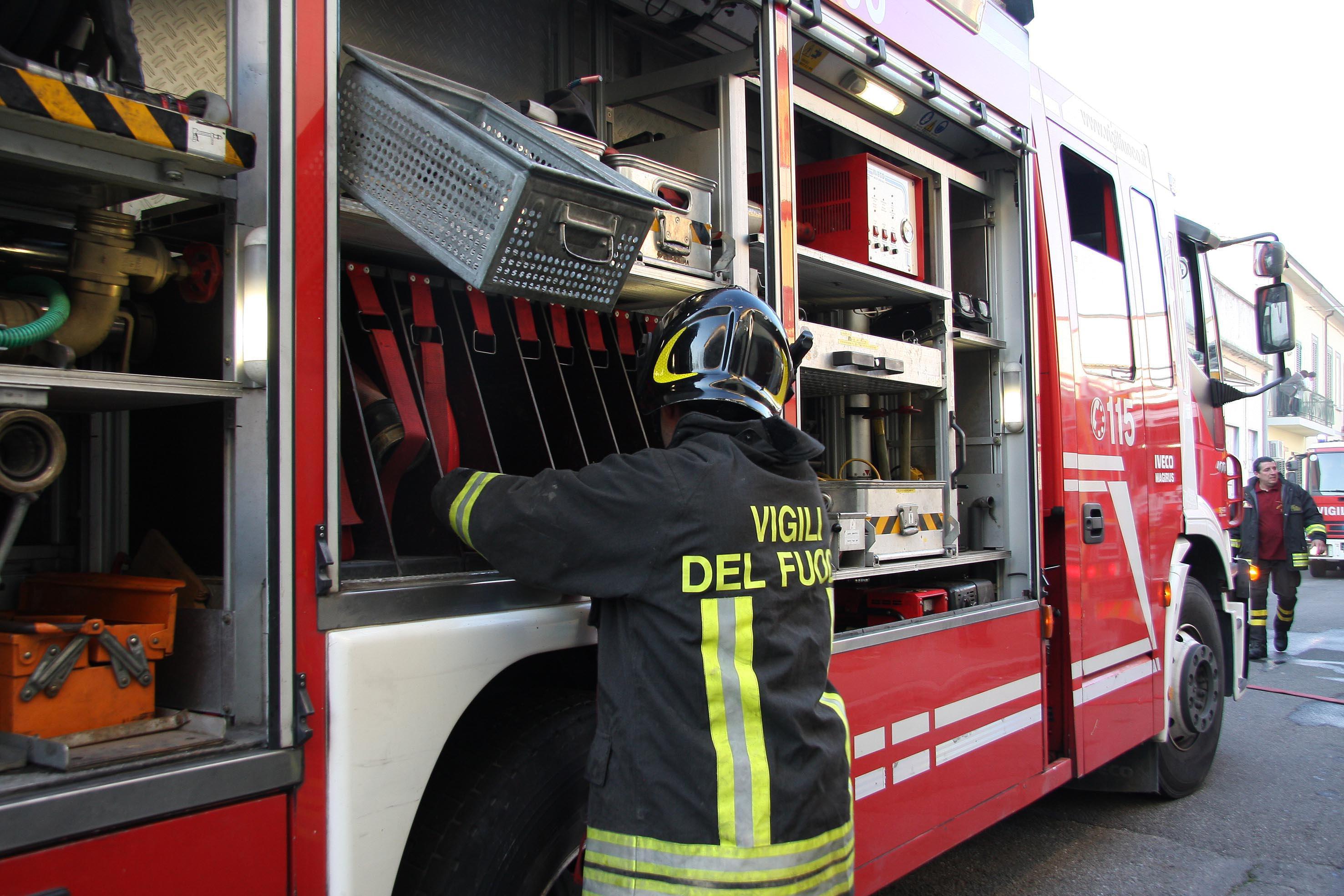 Un autobotte dei vigili del fuoco