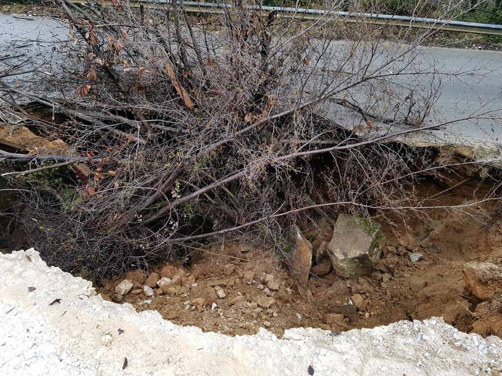 La frana sulla strada per Colonnata