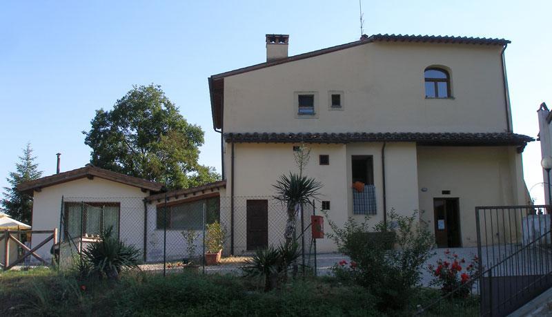 Rapisce una bambina e minaccia di gettarla nel fiume: arrestato