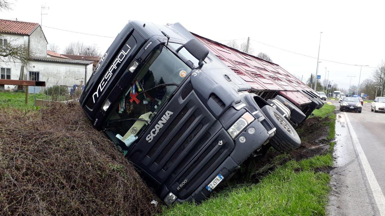 Il camion uscito di strada
