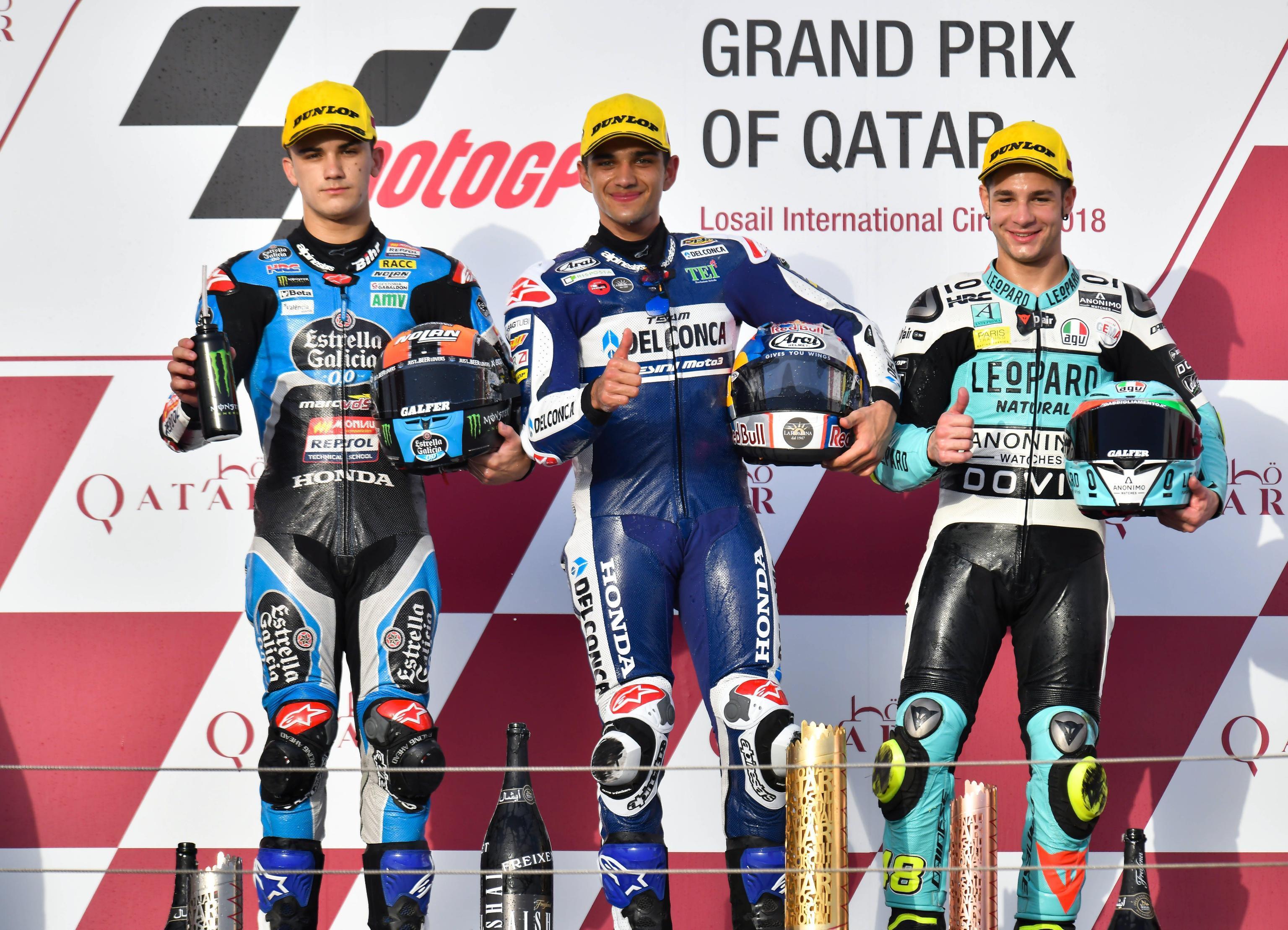 Il podio del gran premio del Qatar: Lorenzo Dalla Porta è l'ultimo a destra