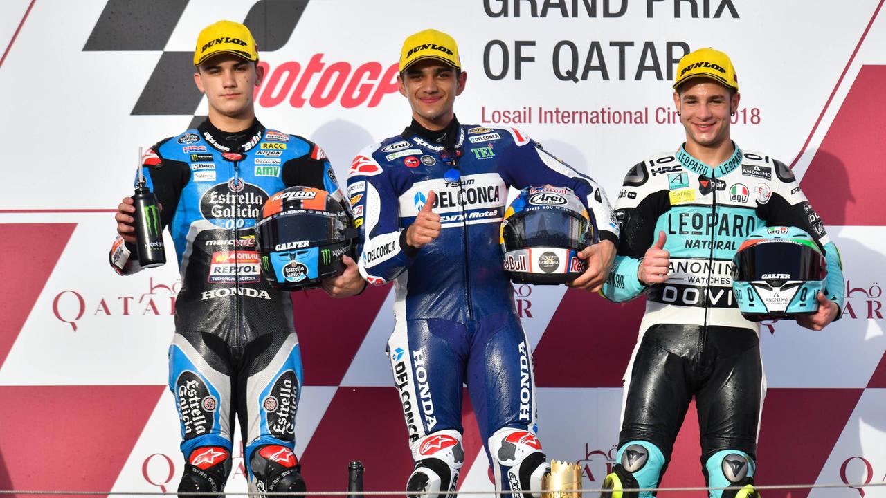 Il podio del gran premio del Qatar: Lorenzo Dalla Porta è l'ultimo a destra