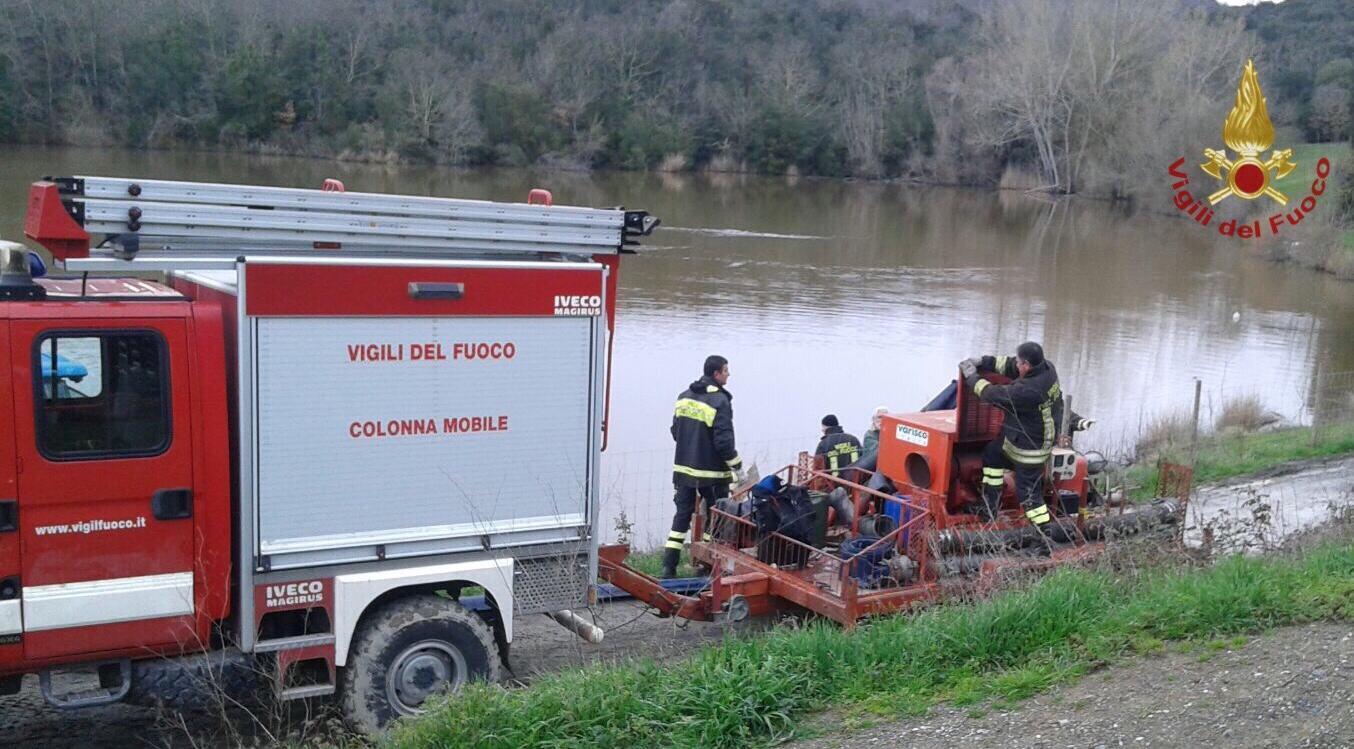 Cede l'argine di un lago, chiusa la Sr 68 a Montecatini Valdicecina