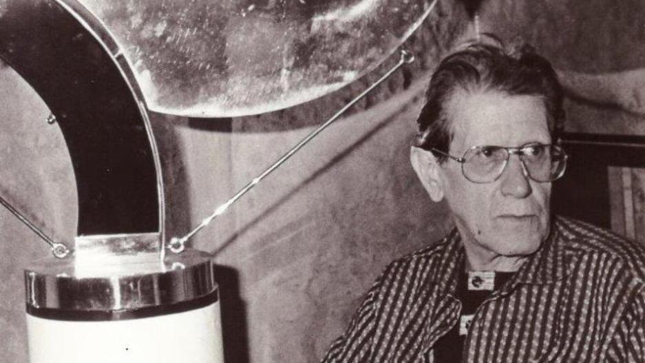 Menghino: arte, satira e cartapesta militante