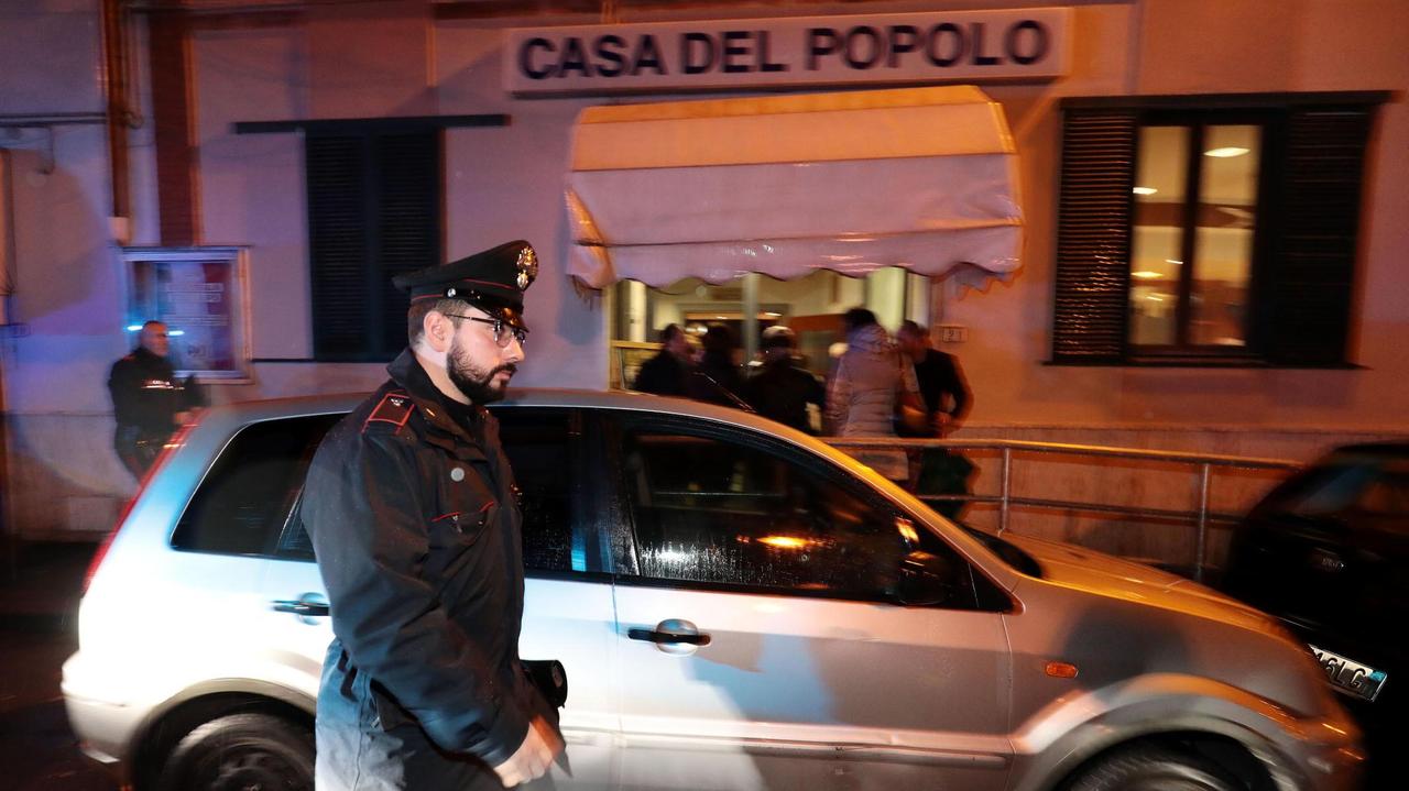 L'intervento dei carabinieri alla casa del popolo (Foto Agenzia Carlo Sestini)