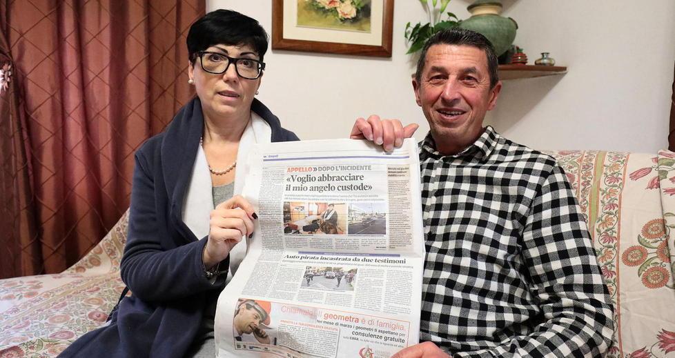 Debora Dacomo e Antonio Bertelli con la copia de Il TIrreno con cui la donna lanciava un appello per cercare il suo benefattore (foto agenzia Carlo Sestini)