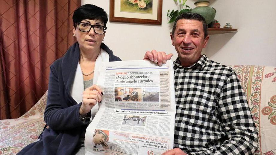 Debora Dacomo e Antonio Bertelli con la copia de Il TIrreno con cui la donna lanciava un appello per cercare il suo benefattore (foto agenzia Carlo Sestini)