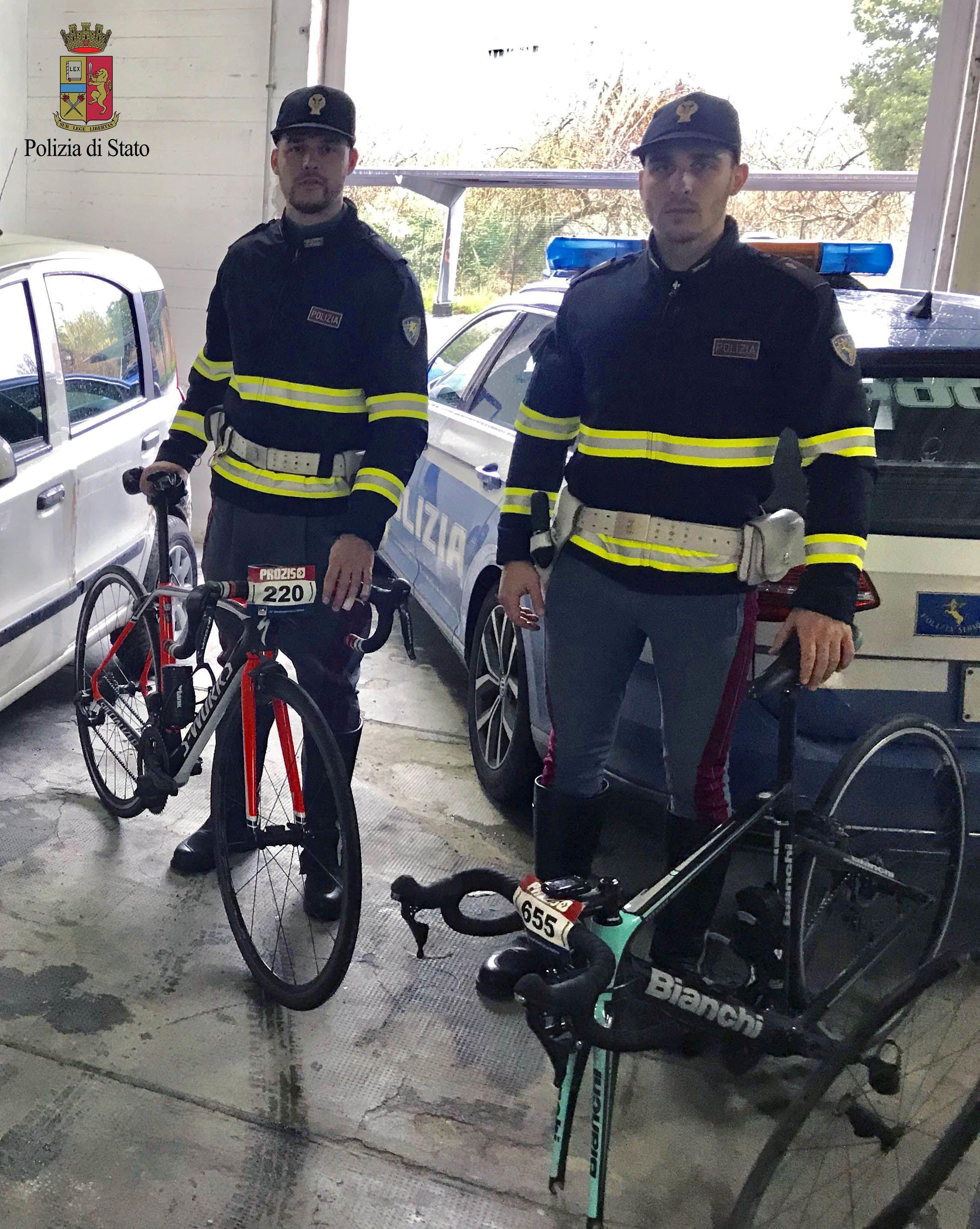 Gli agenti della polstrada di Viareggio con le bici recuperate (foto Polizia)