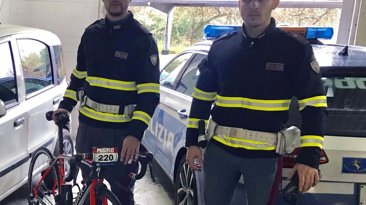 Gli agenti della polstrada di Viareggio con le bici recuperate (foto Polizia)