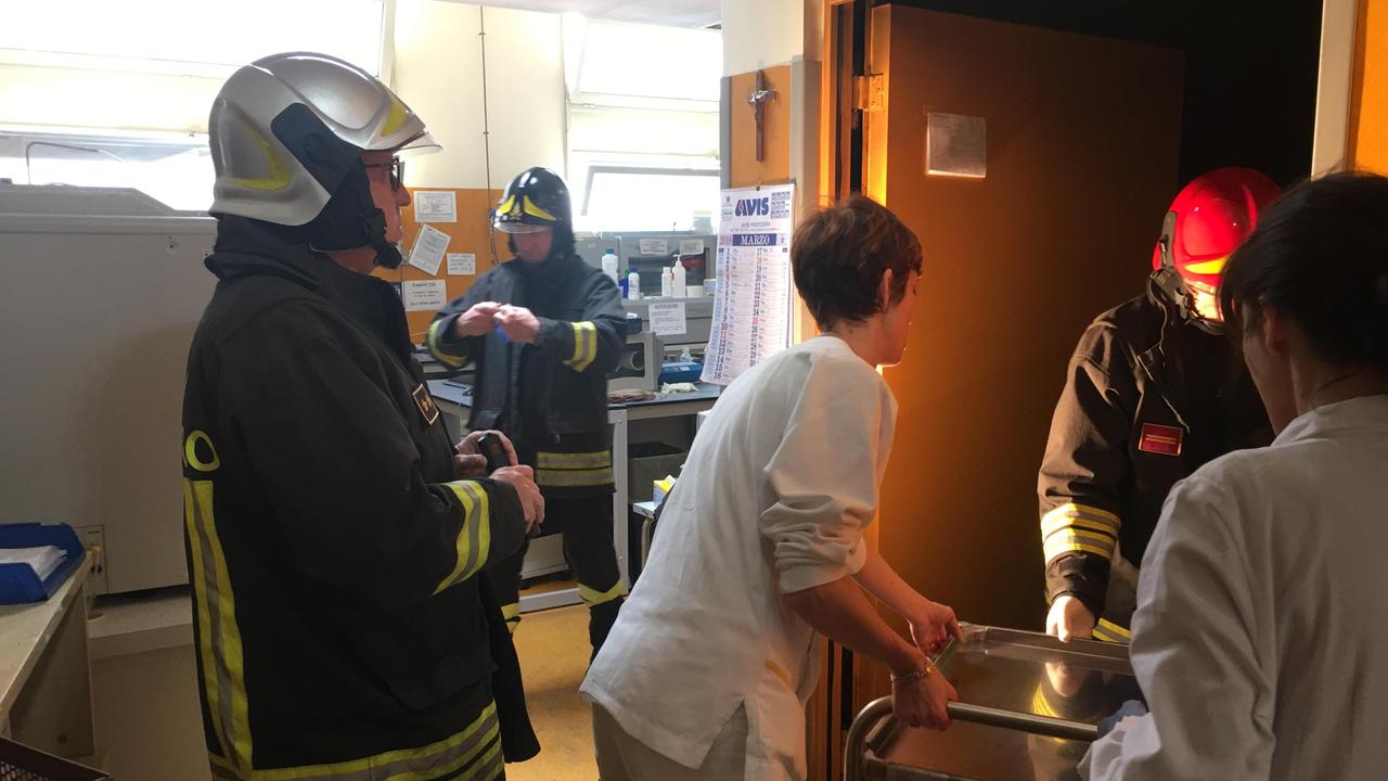I momenti successivi all'incendio nel centro trasfusionale di Pontedera (Foto Franco Silvi)