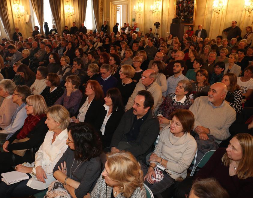 Ezio Mauro fa il pieno al teatro Valli 