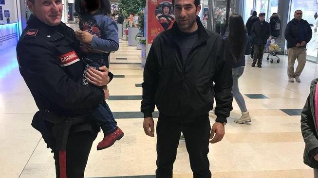 Bimba si perde, la trovano i carabinieri