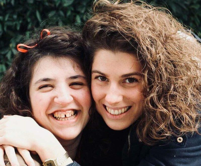Vanessa Caponi (a sinistra) scherza con l’inseparabile amica Clarissa Bruni