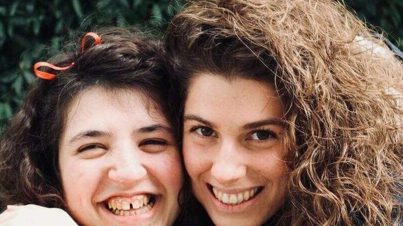 Vanessa Caponi (a sinistra) scherza con l’inseparabile amica Clarissa Bruni