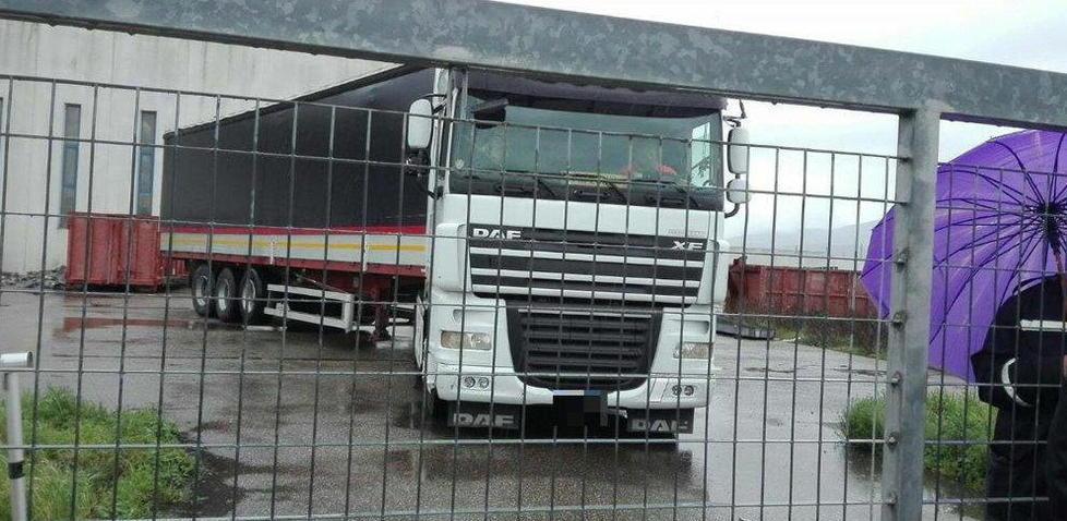 Tmm, operai bloccano un camion già carico 