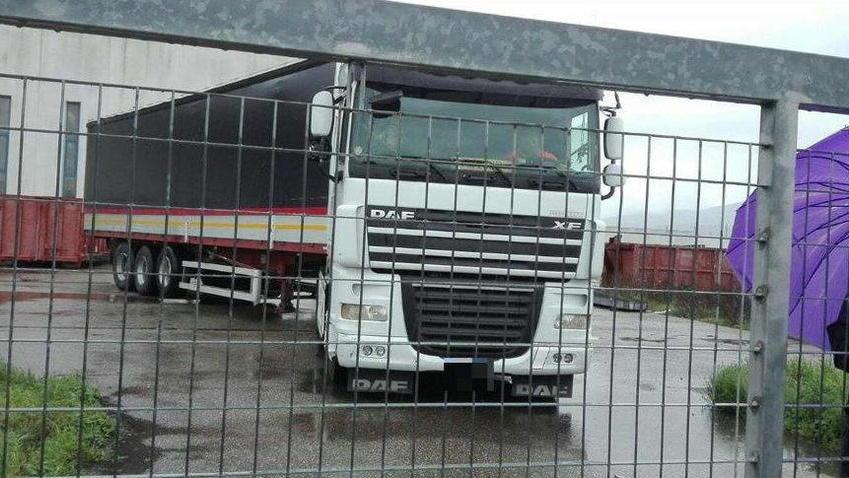 Tmm, operai bloccano un camion già carico