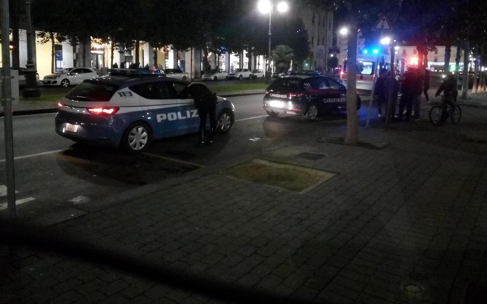 Lo rapinano fuori dalla stazione 