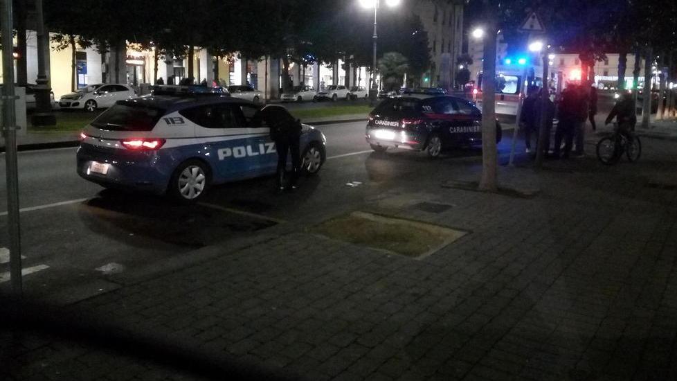Lo rapinano fuori dalla stazione