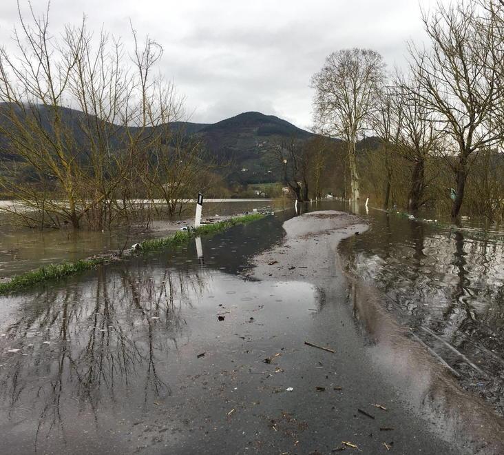 Cede l’argine al lago di Scandri Strada chiusa 
