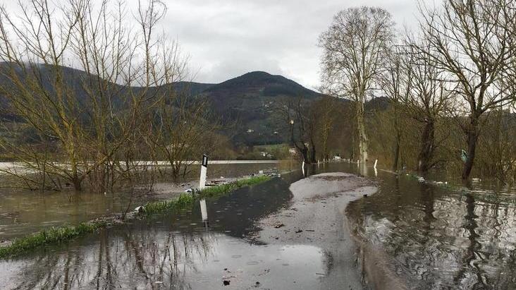 Cede l’argine al lago di Scandri Strada chiusa