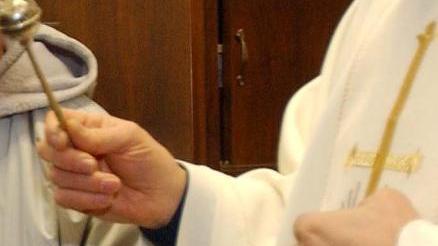 Mancano preti per benedire nelle case ci vanno i laici