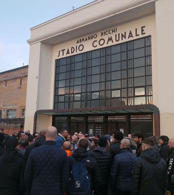 E gli ultras scelgono la linea del sostegno «Tutti allo stadio» 