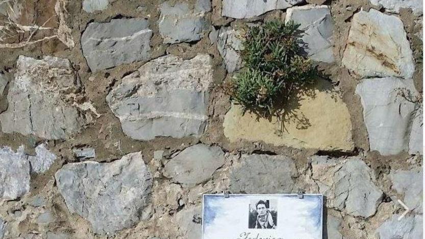 Morì a Cerboli, strappata la targa ricordo