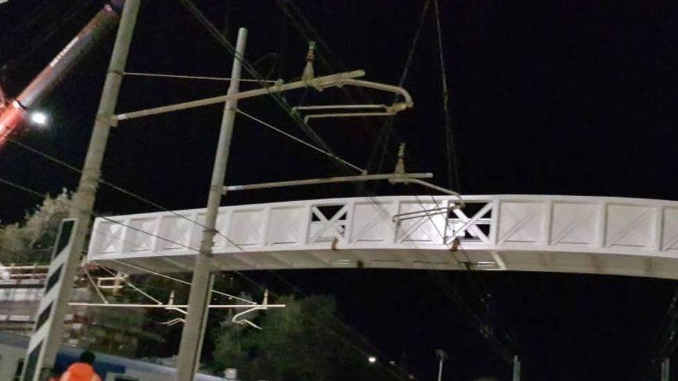 Posizionata la nuova passerella ferroviaria